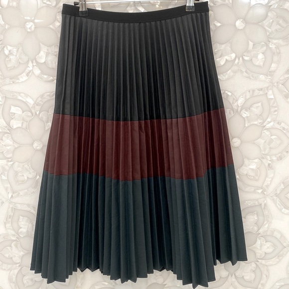 BCBGMAXAZRIA Elsa Pleated Colorblock Vegan Faux Leather Skirt Size Small - Picture 3 of 9